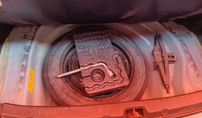 
								Toyota Corolla LE 2012 full									